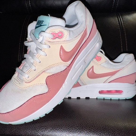 Nike Boy's Air Max 1 size 5.5 Youth - Picture 3 of 5